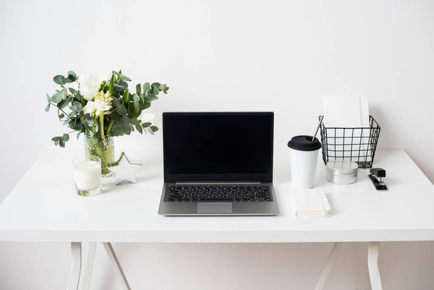 Hipster blogger luogo di lavoro, laptop e fiori su un tavolo bianco
 - Foto, immagini