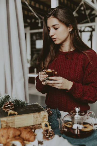rink Tea relax cosy photo with blurred background. Female hands holding mug of hot Tea in morning. Young woman relaxing tea cup on hand. Good morning Tea or Have a happy day message concept - Foto, afbeelding