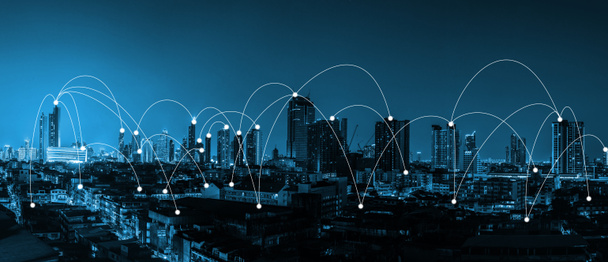 голубой тон городской пейзаж и концепция сетевой связи над городом и глобальным
. - Фото, изображение