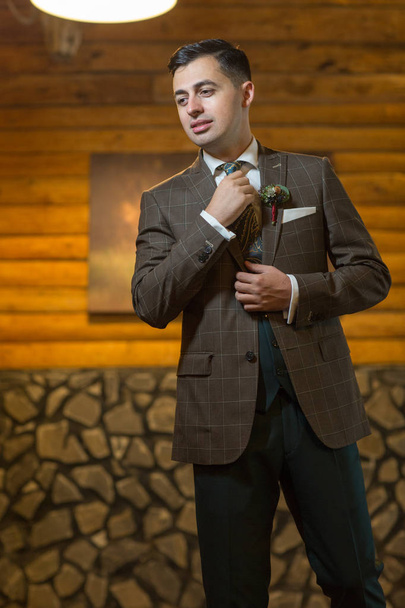 Handsome man posing in fashion suit - Foto, imagen