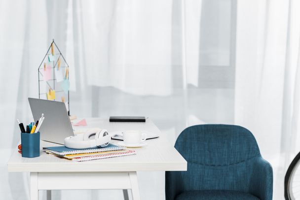 Άνετο γραφείο στο σπίτι με το lap-top, σημειωματάρια και μοντέρνα έπιπλα - Φωτογραφία, εικόνα