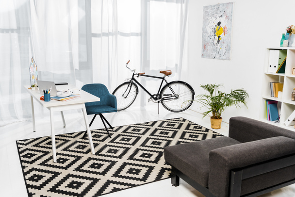 Oficina en casa con muebles y planta verde en maceta
 - Foto, imagen