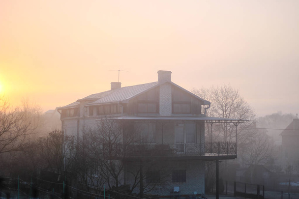 家と日の出。日の出と霜。草。早春のカントリーハウス - 写真・画像