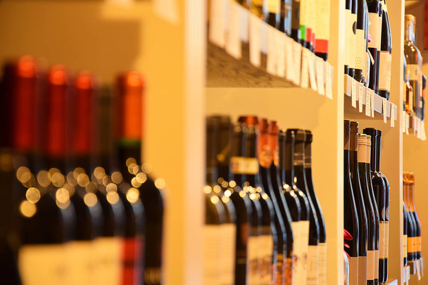 Butelki z winem na drewnianej półce w sklepie z winami - Zdjęcie, obraz