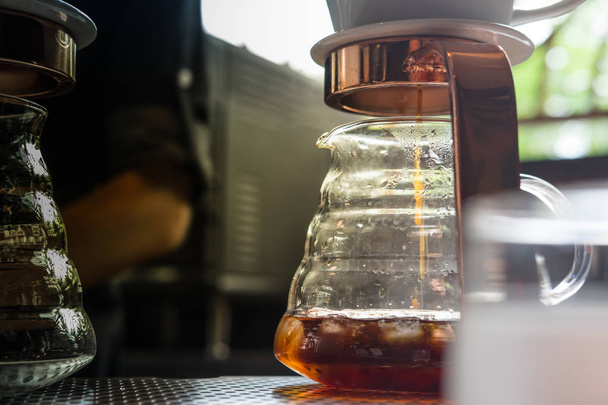 Barista wachten drip koffie neer te zetten in een bekerglas (Drip koffie brouwen) - Foto, afbeelding