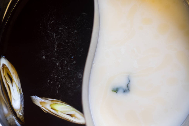 Pentola calda doppio sapore in pentola calda a buffet (zuppa in bianco e nero
) - Foto, immagini