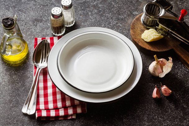 leere Teller auf dem gedeckten Tisch zum Mittag- oder Abendessen. - Foto, Bild