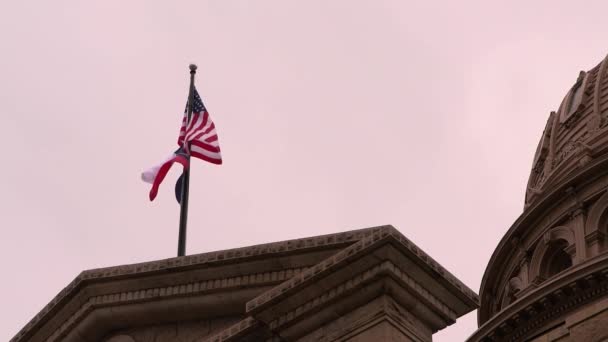 Macha powoli na wietrze flagą Teksasu - Materiał filmowy, wideo