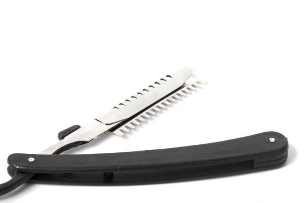 Friseurarbeitstisch Flatlay Hintergrund. verschiedene Friseurwerkzeuge wie Haarbürsten, Sprayer und Schere auf einem weißen Holzbrett. - Foto, Bild