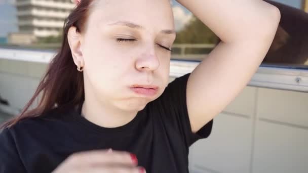 The girl became ill on the street, she feels unwell. Food poisoning - Záběry, video