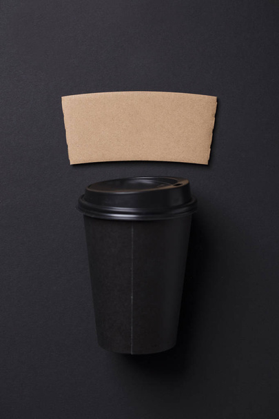 Black coffee cup with blank brown label - Фото, изображение