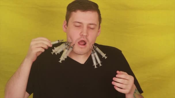  man with syringes in his cheeks - Záběry, video