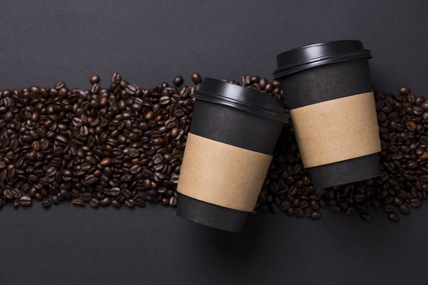 Take away black coffee cup with roasted coffee beans - Foto, afbeelding