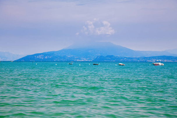 hermosa vista del lago de Garda en la zona de Sirmione
 - Foto, imagen
