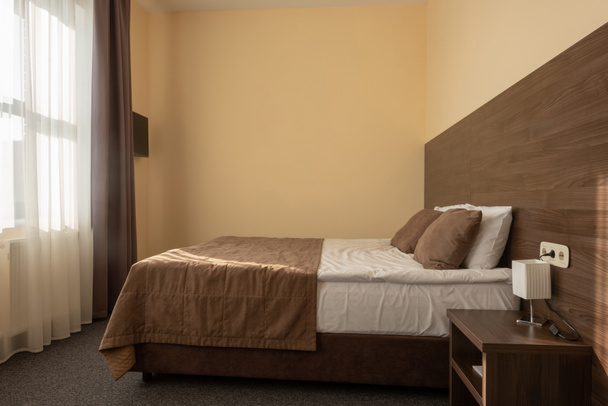 moderní hotel interiér ložnice s postelí v hnědé barvě  - Fotografie, Obrázek
