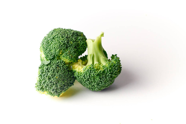 Bílé pozadí syrové brokolice, samostatný - Fotografie, Obrázek