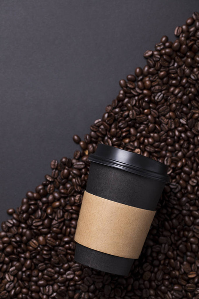 Take away black coffee cup with roasted coffee beans - 写真・画像