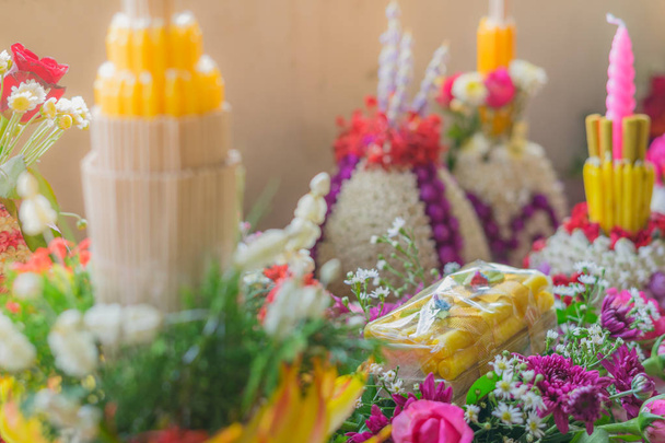 Пешеходный поднос с цветами для церемонии Дня учителя
. - Фото, изображение