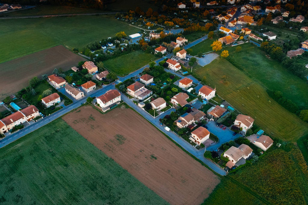 Πανοραμική θέα πάνω από την περιοχή Laragne-Monteglin, Γαλλία / λαμβάνονται με drone - Φωτογραφία, εικόνα