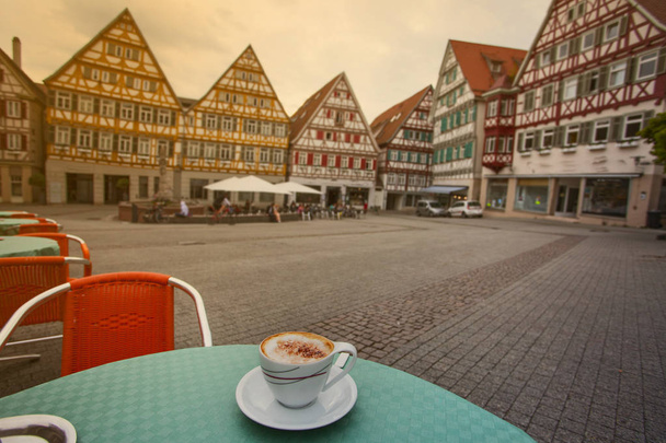 die Tasse Cappuchino im Straßencafé, herrenberg, deutschland - Foto, Bild
