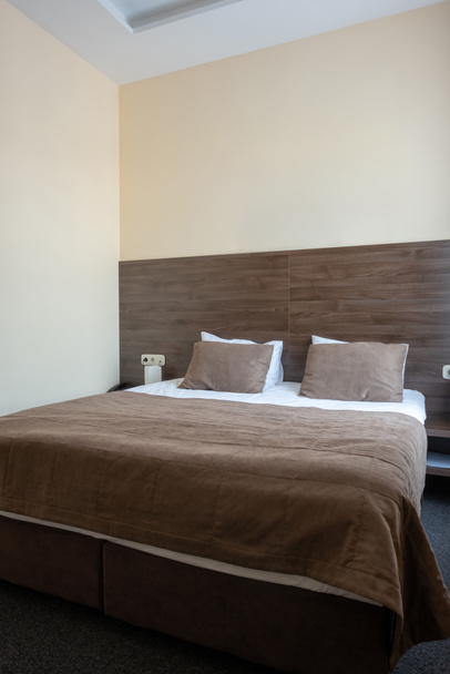 moderno dormitorio marrón interior con cama doble en el hotel
 - Foto, imagen