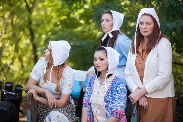 Портрет чотирьох жінок, одягнених у сільський ретро-стиль. Сільська ферма
. - Фото, зображення