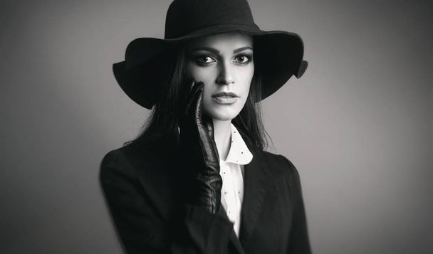 Una bella donna col cappello. Ritratto studio
 - Foto, immagini