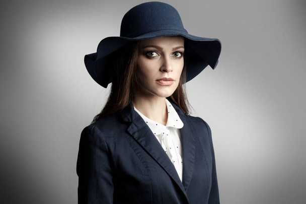 Uma mulher bonita a usar chapéu. Retrato de estúdio
 - Foto, Imagem