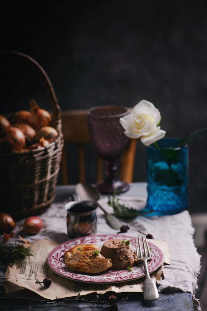 Flan de foie de poulet avec poitrine de poulet et sauce demiglas.. style vintage.selective focus
 - Photo, image