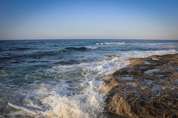 hermoso paisaje desierto costa rocosa, olas azules
 - Foto, imagen