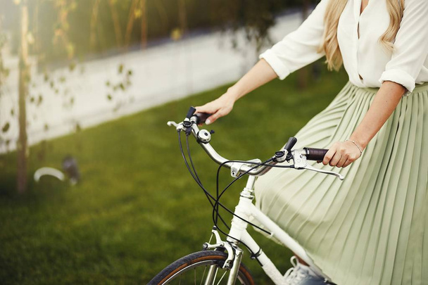ritratto di bella ragazza sexy in posa con vintage bicicletta retrò
  - Foto, immagini