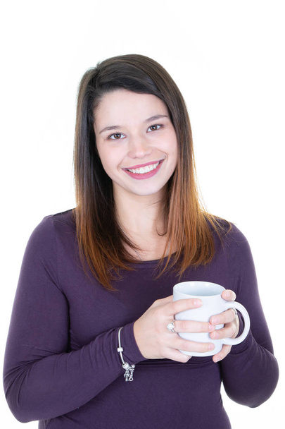χαμογελώντας χέρι όμορφη νεαρή γυναίκα που κρατά καφέ φλιτζάνι ζεστό ρόφημα τσαγιού - Φωτογραφία, εικόνα