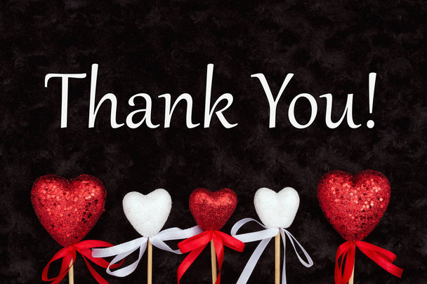 Obrigado mensagem com corações brancos e vermelhos no tecido de pelúcia texturizado rosa preta
 - Foto, Imagem