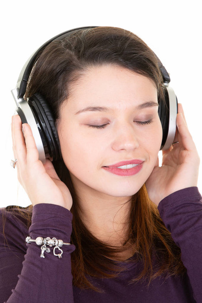 Краса портрет молодої чарівної свіжої брюнетки з закритими очима довге коричневе волосся позує у великих чорно-срібних професійних навушниках DJ
 - Фото, зображення
