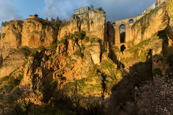 Puente Nuevo oraz miasta Ronda, o zmierzchu, wąwóz El Tajo, prowincji Malaga, Hiszpania - Zdjęcie, obraz