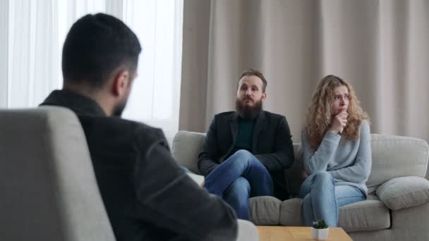 A man and a woman at the reception at the family counselor - Záběry, video
