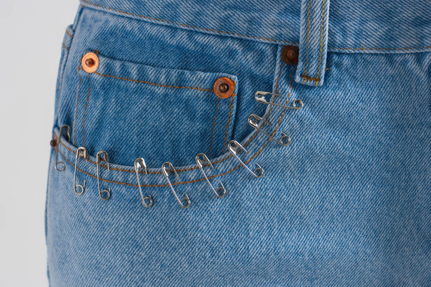 Calça jeans azul quinto bolso closeup com muitos pinos pequenos. Superstição
. - Foto, Imagem