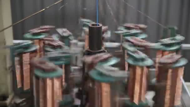 Εκκαθάριση ενός σύρματος σε ένα μπομπίνα - Πλάνα, βίντεο