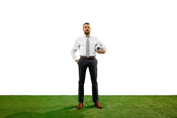 Filmagem completa de um jovem empresário jogando futebol isolado em fundo branco
 - Foto, Imagem