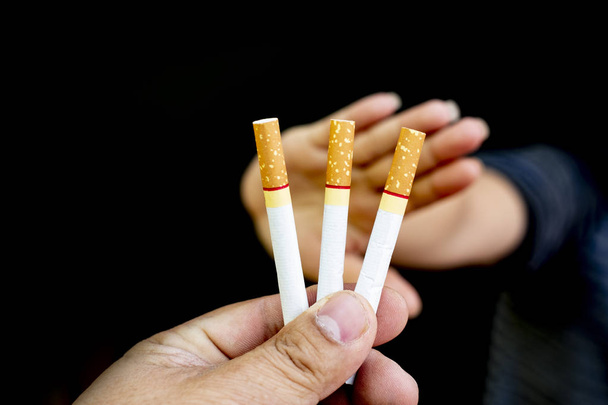 Изображение сигареты в руке, бросить курить концепции, Всемирный день без табака, Курение не вредит вам в одиночку Это также вредит людям вокруг вас и всех в вашей семье
 - Фото, изображение