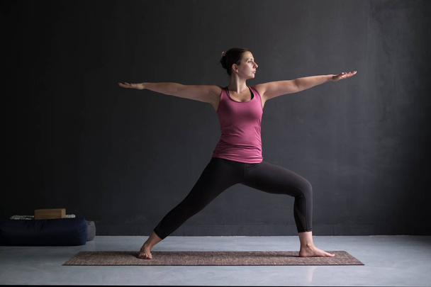 Donna che pratica yoga, in piedi in Warrior Two esercizio, Virabhadrasana II posa
 - Foto, immagini