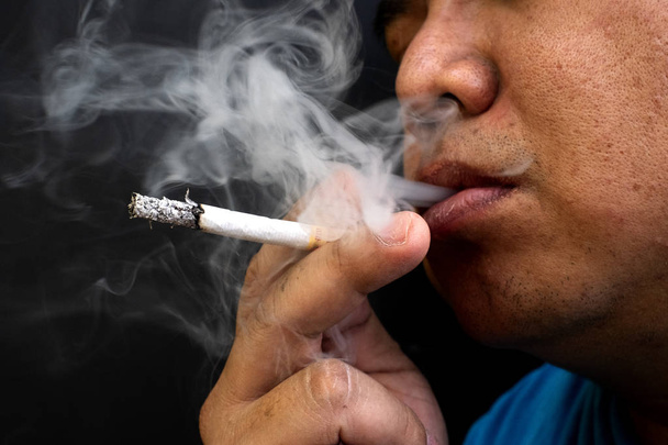 Człowiek, palenie papierosów, obraz z papierosem w ręku z dymu - Zdjęcie, obraz