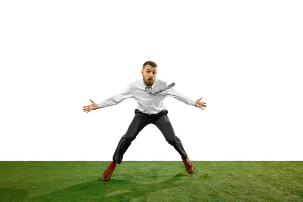 Celovečerní snímek mladý podnikatel hraje fotbal izolovaných na bílém pozadí - Fotografie, Obrázek
