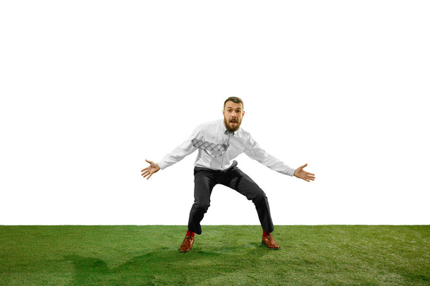 Повнометражний знімок молодого бізнесмена, який грає у футбол ізольовано на білому тлі
 - Фото, зображення