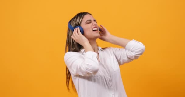 Happy girl listening music in her headphones - Πλάνα, βίντεο