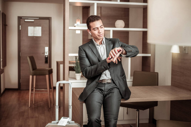 Businessman checking time running late for business meeting - Foto, imagen
