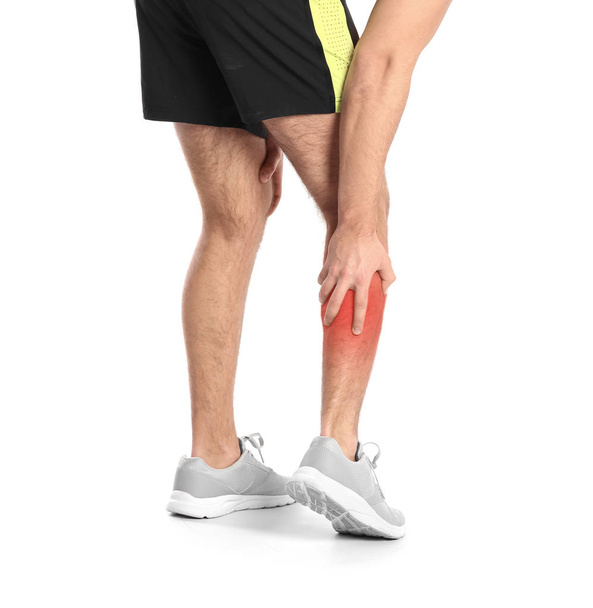 Hombre que sufre de dolor en las piernas sobre fondo blanco, primer plano
 - Foto, Imagen