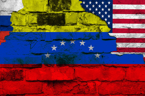 Vlag van Venezuela, Rusland en de VS op een bakstenen muur achtergrond met gebroken pleister. Horizontale frame - Foto, afbeelding