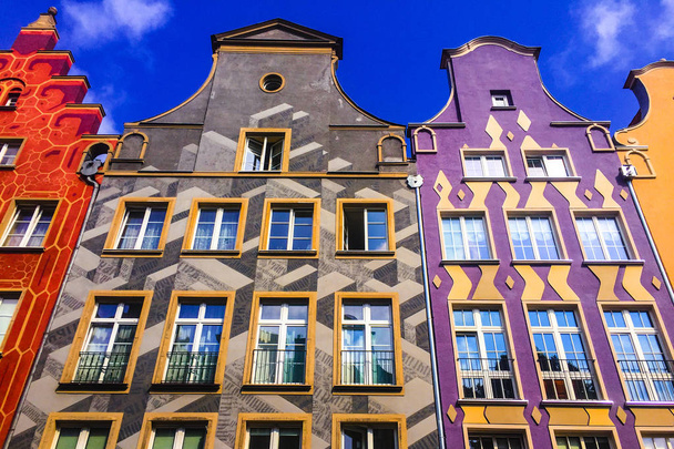 Gyönyörű színes házak az utcán, Gdansk, Lengyelország - Fotó, kép