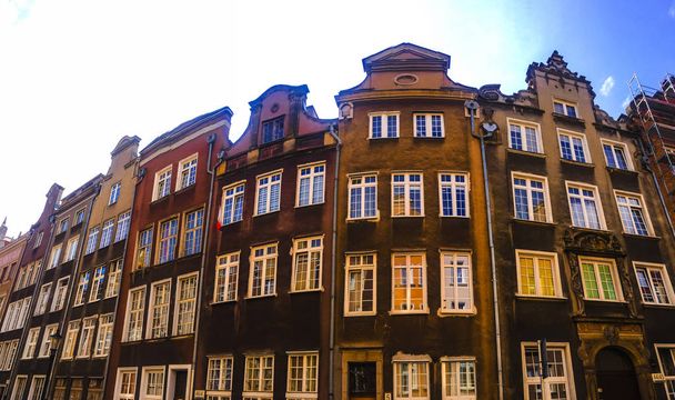 Gdansk, Lengyelország - szeptember 2., 2018. Épület homlokzati architektúra, hagyományos ház a város központjában, Gdansk, Lengyelország. - Fotó, kép